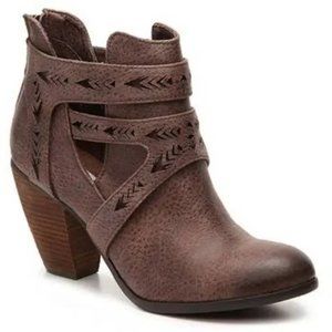 Enzo  boots  Size 6 womens booties  Taupe